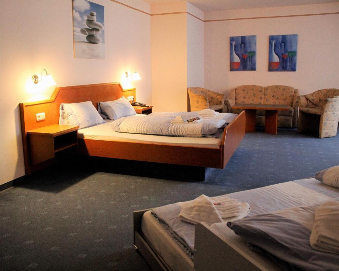 Waldhotel Feldbachtal نويهاوس آم رنفيغ المظهر الخارجي الصورة